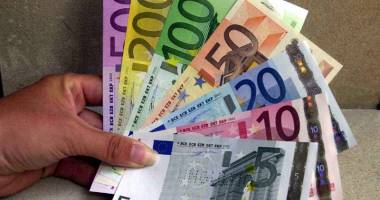 Stire din Cultură-Educație : Guvernul ajută elevii și studenții cu câte 200 de euro