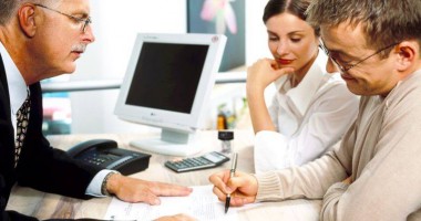 Stire din Economie : Guvernul taie la jumătate ratele la bănci pentru 907.000 de persoane fizice