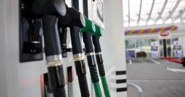 Stire din Economie : Guvernul taie acciza la motorină și pune frână scumpirilor repetate la pompă