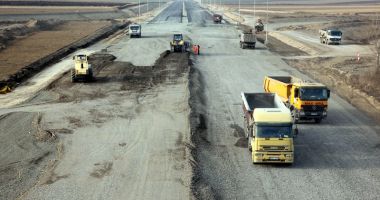 Stire din Economie : Guvernul vrea să construiască autostrăzi pe banii privaților