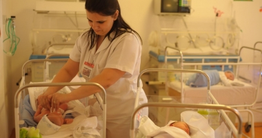 Stire din Sănătate : Zeci de copii de 4 - 6 luni bolnavi cu afecțiuni respiratorii. Cei mai mulți nu sunt îngrijiți și hrăniți corespunzător