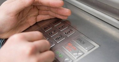 Stire din Eveniment : Cum golea conturile clienților  angajata unei bănci din Cernavodă