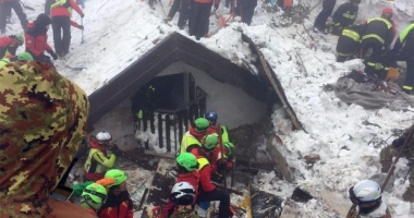 Avalanșa care a înghițit hotelul Rigopiano / Încă cinci morți, scoși de sub ruine