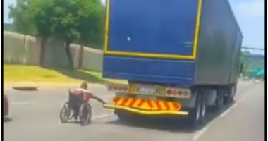 Stire din Actualitate : Imagini surprinse pe autostradă: un bărbat în scaun cu rotile s-a prins de un TIR