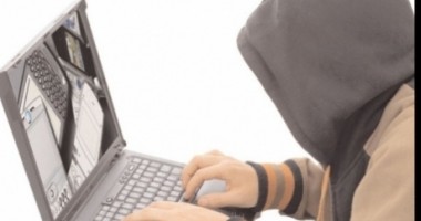 Stire din Actualitate : Hackerul vedetelor, "Micul Fum", a fost prins