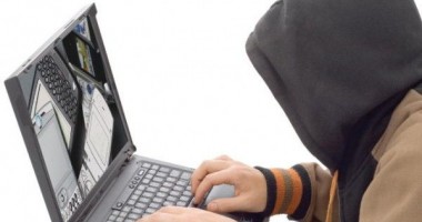 Stire din Eveniment : 1.000 de CD-uri cu materiale pornografice cu minori, găsite în locuința unui bărbat