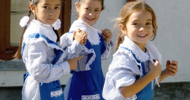 Stire din Social : UNICEF și Carrefour ajută copiii să meargă la școală