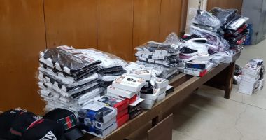 Stire din Eveniment : Sute de haine "de firmă", confiscate de polițiștii din Vama Veche