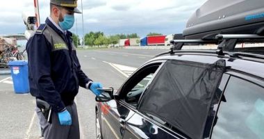 Haine posibil contrafăcute, confiscate de poliţiştii de frontieră de la Vama Veche