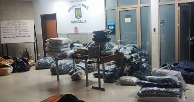 Stire din Eveniment : Sute de articole vestimentare suspecte au fost oprite de autorități, la Mangalia