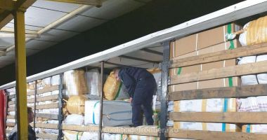 Stire din Eveniment : VIDEO. Haine contrafăcute în valoare de un milion de euro, confiscate de poliţiştii de frontieră