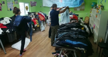 Stire din Social : Hăinuțe, jucării și alimente pentru copiii sărmani din Nazarcea