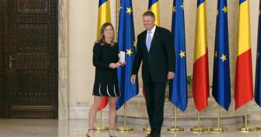 Stire din Sport : Simona Halep, decorată de președintele Klaus Iohannis cu Ordinul Național Steaua României
