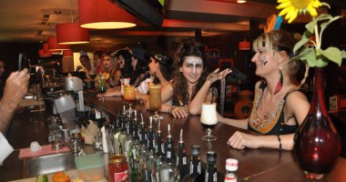 Stire din Monden : E petrecere de Halloween: costume, dovlecei și karaoke