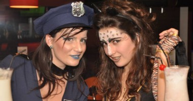 E petrecere de Halloween: costume, dovlecei și karaoke - 2