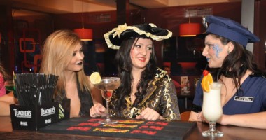 E petrecere de Halloween: costume, dovlecei și karaoke - 4