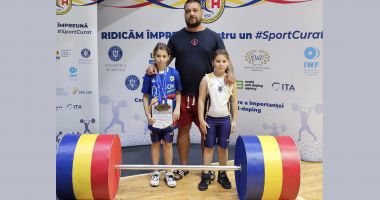 Stire din Sport : Evoluţii remarcabile pentru surorile Adelina şi Gabriela Petcu la Campionatul Naţional de Haltere