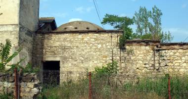 Cine ne salvează trecutul? Clădire - monument de sute de ani, înghițită de bălării și uitare - 2