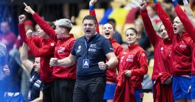 Stire din Sport : Florentin Pera, după calificarea în grupele principale la CM: „Sunt mândru de jucătoarele mele”