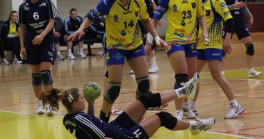 Stire din Sport : CSU Neptun se scufundă: a pierdut acasă cu Baia Mare!