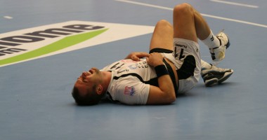 Stire din Sport : Tocați de arbitri și de propria neputință