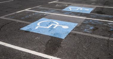 Stire din Eveniment : Cuplu agresat într-o parcare, după ce au atenționat un șofer că a parcat pe un loc pentru persoane cu handicap