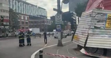 Stire din Eveniment : Haos din cauza vântului! O tânără a fost grav rănită de o bucată masivă de tencuială căzută