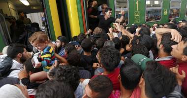 Imagini incredibile / Haos în Budapesta! Trenurile luate cu asalt, după deschiderea gării - 14