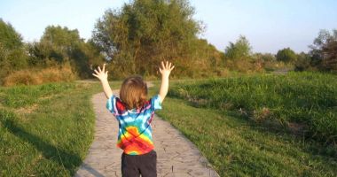 Stire din Sănătate : Fetiţă de 3 ani şi 7 luni, înfiată, salvată de mama adoptivă care i-a donat o parte din ficatul ei
