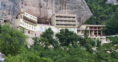 Stire din Eveniment : Preoți români arestați în Grecia după ce au furat moaștele Sf. Haralambie