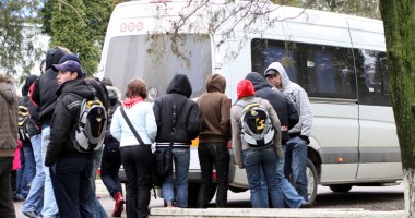 Stire din Cultură-Educație : Situație DRAMATICĂ pentru elevii navetiști: "Nu mai avem bani să venim la școală"