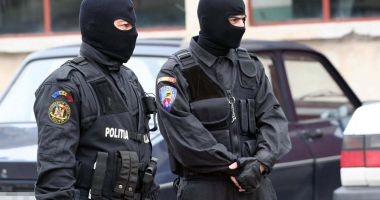 Stire din Eveniment : Descinderi la braconieri. Garda de Coastă a confiscat păstrugă, icre negre și mii de lei