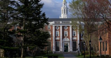 Stire din Actualitate : Ambasada României a reacționat la revocarea dreptului Harvard de a găzdui studenți internaționali