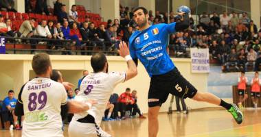 Stire din Sport : HCM Constanța  se "zbate"  pentru calificarea  în semifinalele  Cupei României
