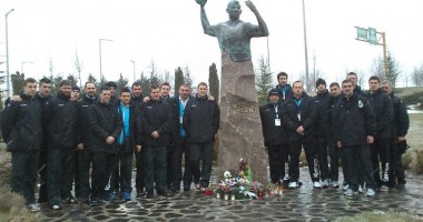 Stire din Sport : Handbal / Handbaliștii de la HCM au ținut un moment de reculegere la statuia lui Marian Cozma