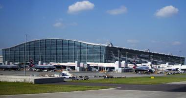 Stire din Actualitate : Zeci de curse aeriene, anulate pe aeroportul londonez Heathrow