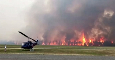 Stire din Actualitate : ACCIDENT AVIATIC: Un avion a intrat în coliziune în zbor cu un elicopter, în apropiere de Londra. Ultimul bilanț: patru morți