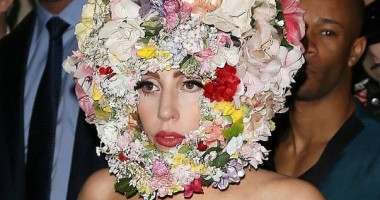 Stire din Monden : Șoc și groază! Lady GaGa, cu coroana de flori pe cap! / Galerie foto