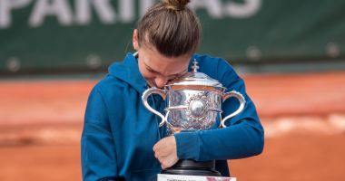 GALERIE FOTO / Simona Halep se întoarce astăzi în țară și își prezintă trofeul pe Arena Națională - 4