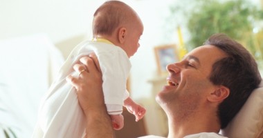 Stire din Social : Tații, obligați să-și ia cel puțin o lună de concediu de creștere a copilului