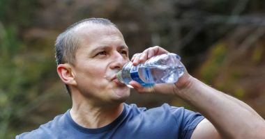 Stire din Sănătate : Hidrataţi-vă suficient şi scăpaţi de durerile de cap!