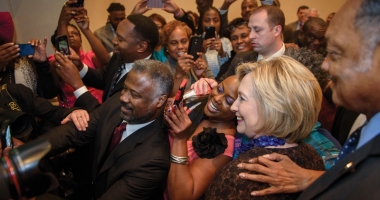 Stire din Actualitate : Hillary Clinton, în Biserica oamenilor de culoare pentru a diminua tensiunile rasiale