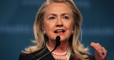 Stire din Actualitate : Hillary Clinton a fost atacată cu un pantof în timpul unei conferințe