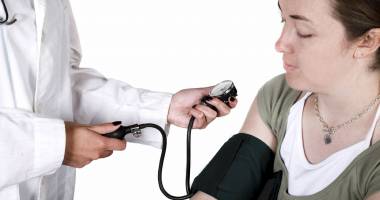 Hipertensivii, risc de complicații în sezonul rece