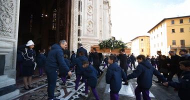 GALERIE FOTO / Mii de persoane la înmormântarea fotbalistului Davide Astori - 5