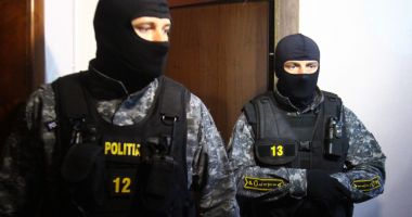 Stire din Eveniment : Negau Holocaustul și lăudau legionarii în videoclipuri pe YouTube. Indivizii au fost săltaţi şi duşi la audieri