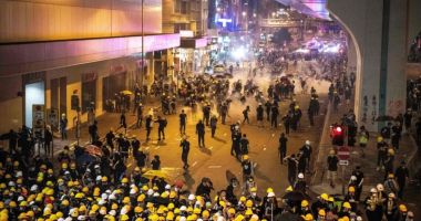 Confruntări violente la Hong Kong între protestatari și forțele de ordine