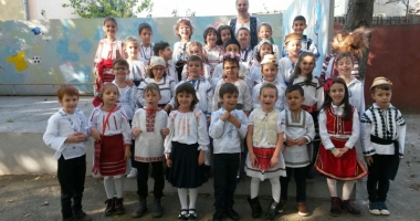 Horă dobrogeană, la Școala Gimnazială nr. 30  "Gheorghe Țițeica" din Constanța - 5