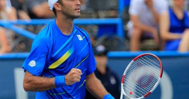 Stire din Sport : Horia Tecău  avansează în sferturile turneului de la Sydney