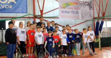 Stire din Sport : Horia Tecău, pe post de Moș Nicolae. Campionul a jucat tenis cu 120 de copii la LPS